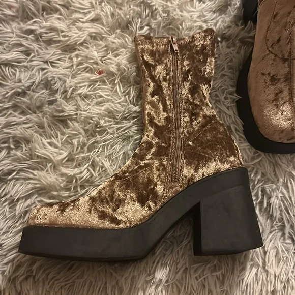 Steve Madden Klayton taupe velour lugged heel boot NWOT 7.5 - Picture 4 of 5